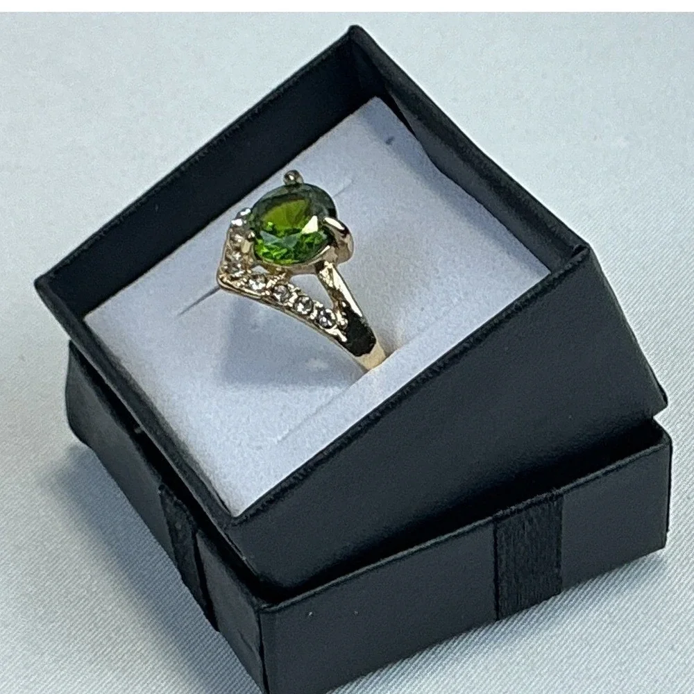 Green‎ Glass Solitaire Ring Gold Tone Rhinestone Accent Size 8.5 Costume Jewelry